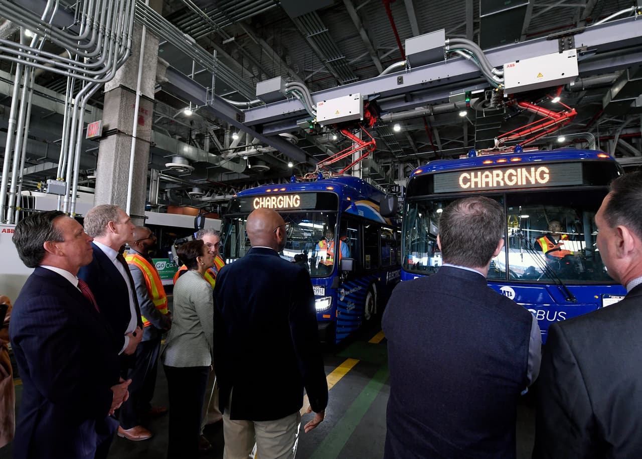 Además anunció la instalación de 17 nuevos puntos de carga para autobuses en Grand Avenue Bus Depot en Queens.
<br>