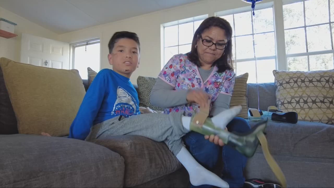 Joel Martínez espera recibir una silla especial que le permita practicar power soccer.