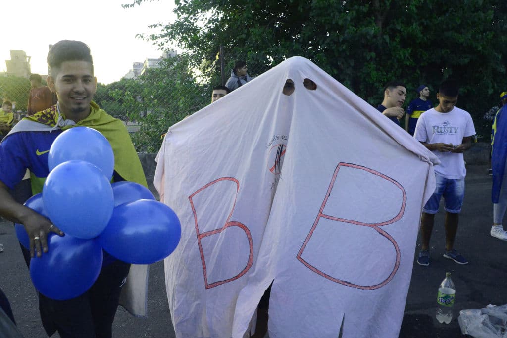 Pero Madrid y el presidente del Real Madrid, Florentino Pérez, leventaron la mano y se ofrecieron acoger la Vuelta de la Final de la Libertadores entre los dos más grandes de Argentina.