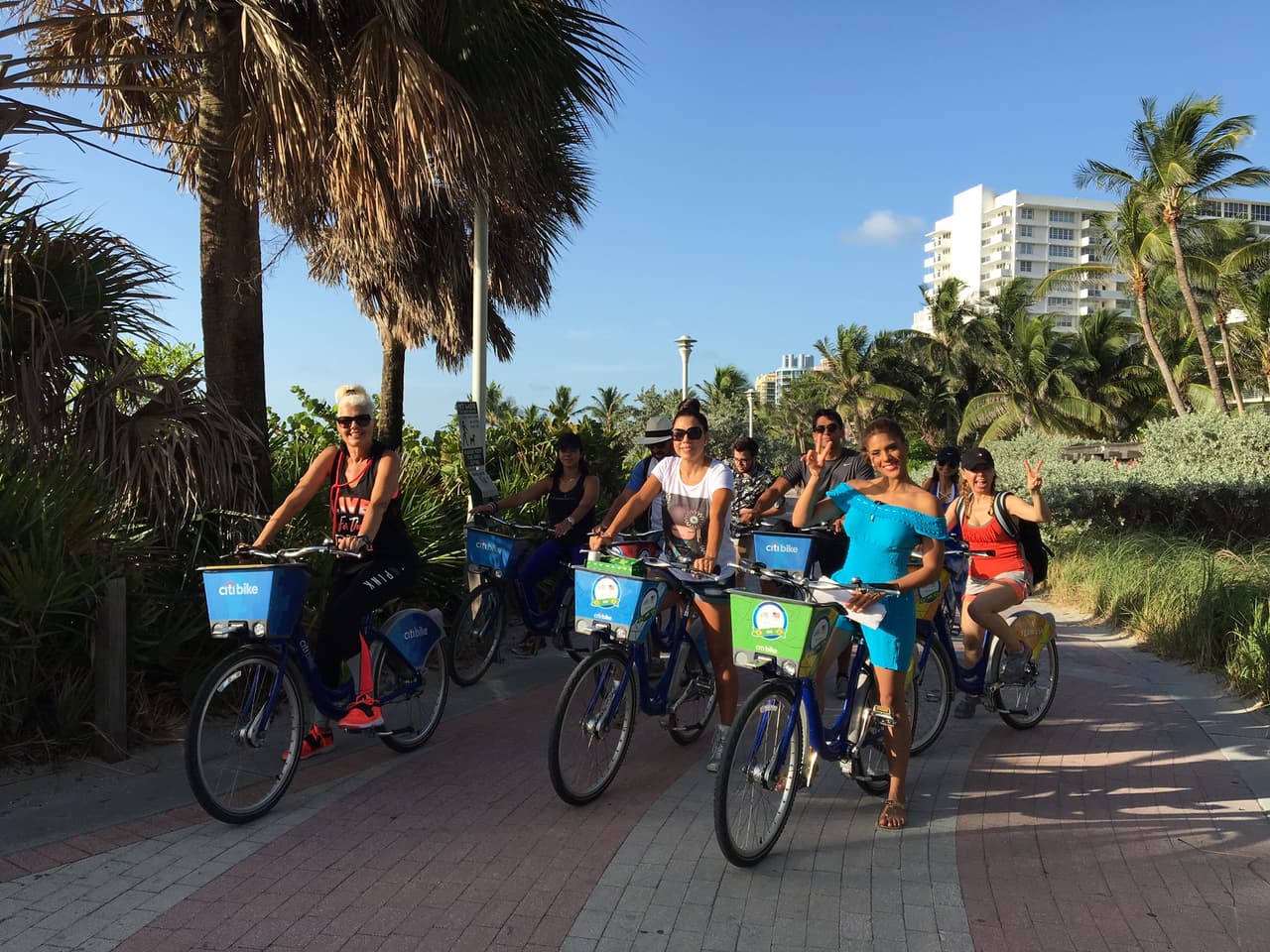 ¡Es cachi viernes! y Francisca nos llevó en un tour en bicicleta por Lincoln Road, una calle peatonal ubicada en Miami Beach, Florida.
