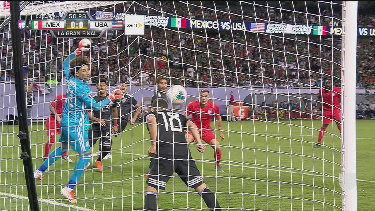 Guardado salvó en la línea a México