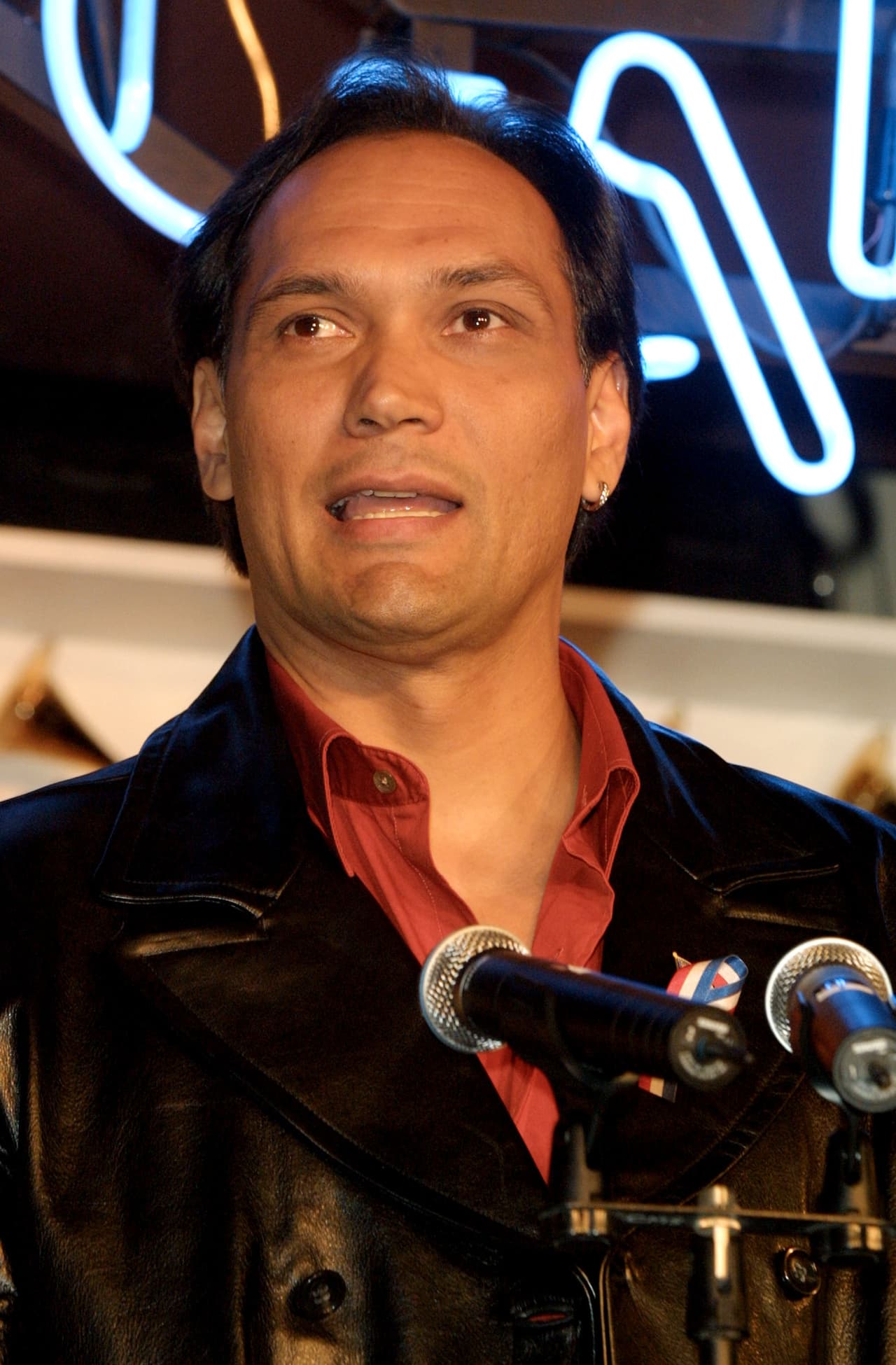 En 2001, Jimmy Smits repitió como host.