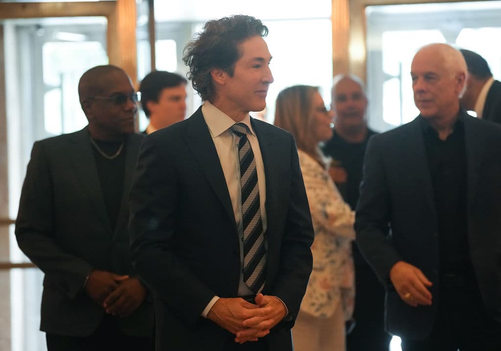 El telepredicador
<b><a href="https://www.univision.com/local/houston-kxln/revelan-videos-tiroteo-iglesia-lakewood-pastor-joel-osteen" target="_blank"> Joel Osteen, al frente de la megaiglesia de Lakewood</a></b> donde hubo un tiroteo este año, se acercó también hasta la alcaldía de Houston con palabras de consuelo.