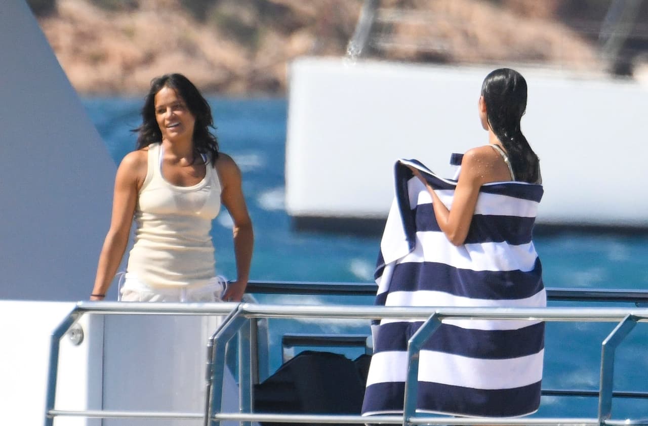 Dos semanas después, Eiza fue fotografiada junto a Michelle Rodríguez rodeando el mar de la isla de Cerdeña en Italia.
<br>