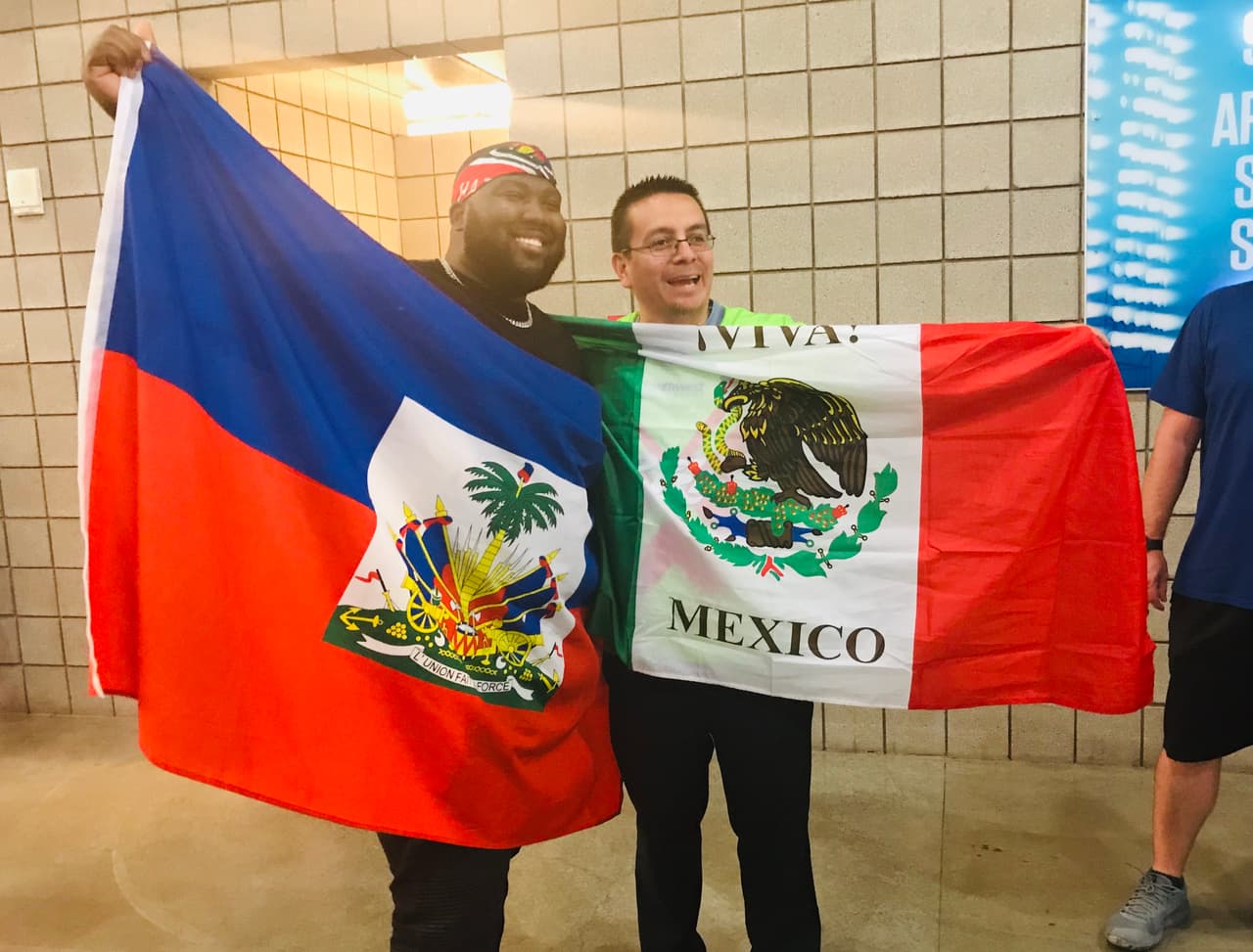 Aficionados de deferentes selecciones posan para una foto amistosa.
<br>