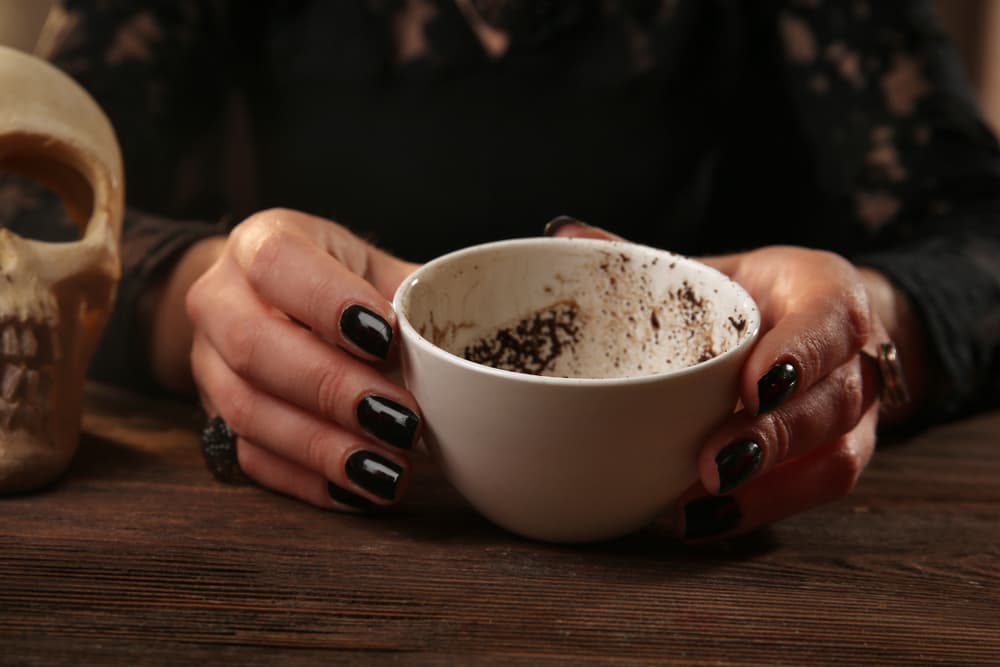 Se necesita tranquilidad y concentración, tanto por parte del interesado como por quien lo lee. Luego, en primer lugar, el café se debe beber sólo desde un lado de la taza, al ritmo que la persona desee, sin prisa, y pensando en su consulta.