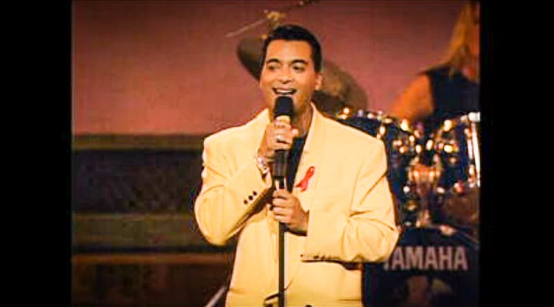 Jon Secada interpreto 'Otro día más sin verte', sencillo de su primer álbum que llevaba el mismo nombre y lanzado ese mismo año y con el que obtuvo el Grammy a 
<i>Best Latin Pop Album</i> en 1993.