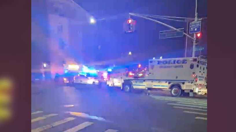 Camioneta choca en Queens y hallan a hombre herido de bala en el interior