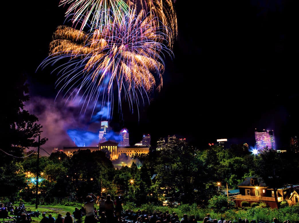 <b>Lemon Hill</b>. Lemon Hill, donde se encuentra una hermosa mansión con paredes curvas, ofrece mucho espacio para colocar sillas de jardín y mantas en Fairmount Park. Bonus: la elevación ofrece excelentes vistas de los fuegos artificiales.