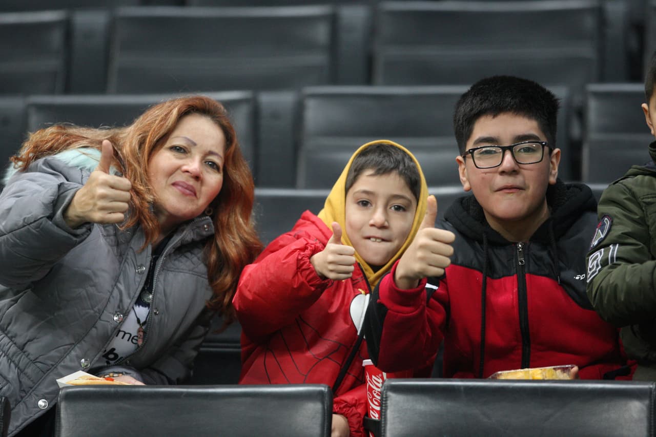 Ambiente festivo y de gran colorido por la Ida de la Semifinal entre Monterrey y Cruz Azul en la Liguilla de la Liga MX. Así lo vivieron la afición local y visitante.