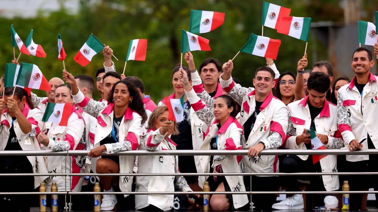 ¡Fiesta tricolor! Así desfiló México por el Sena en el inicio de Paris 2024