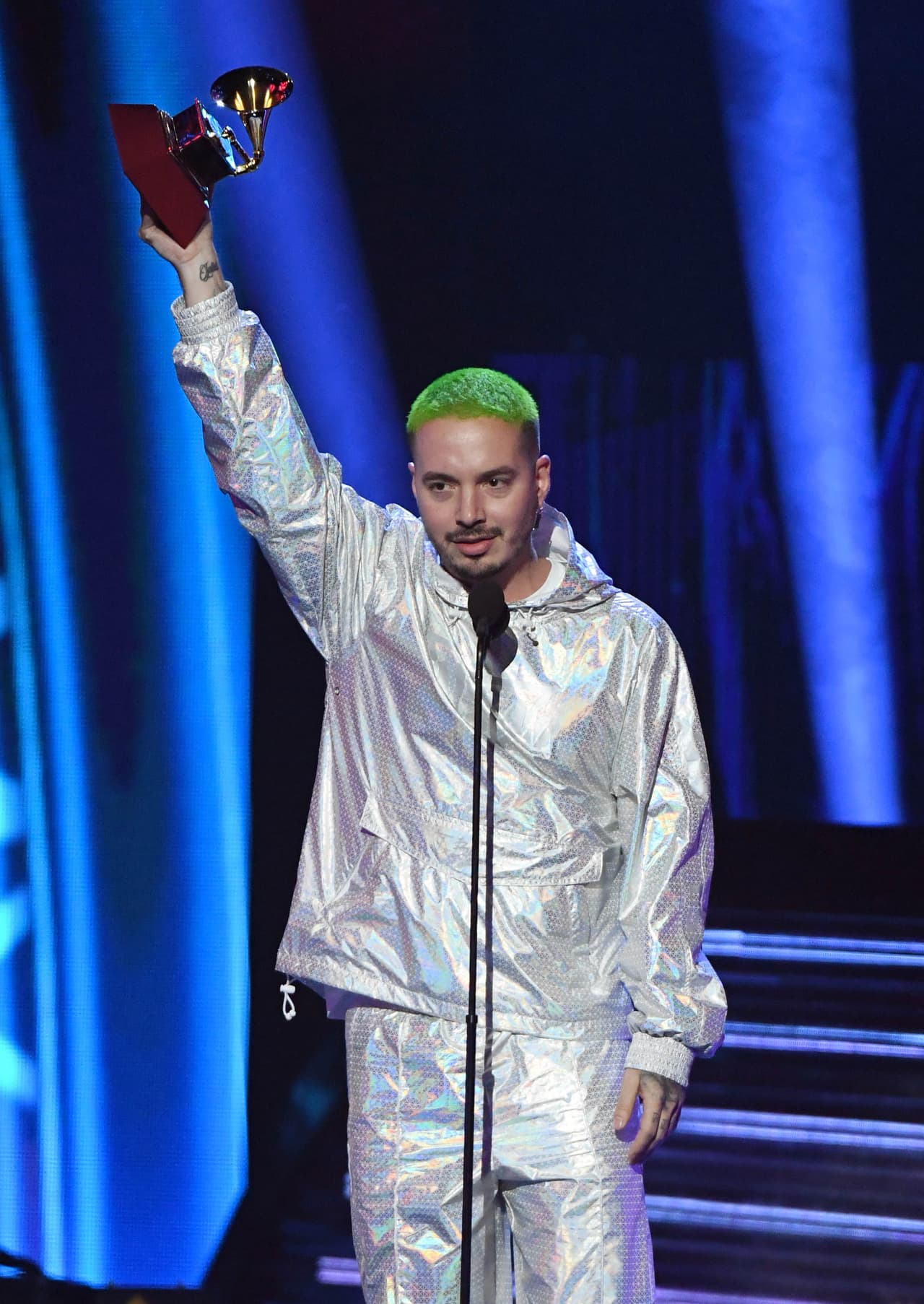 J Balvin recibió el Latin GRAMMY 2018 al Mejor Álbum de Música Urbana por 'Vibras'.