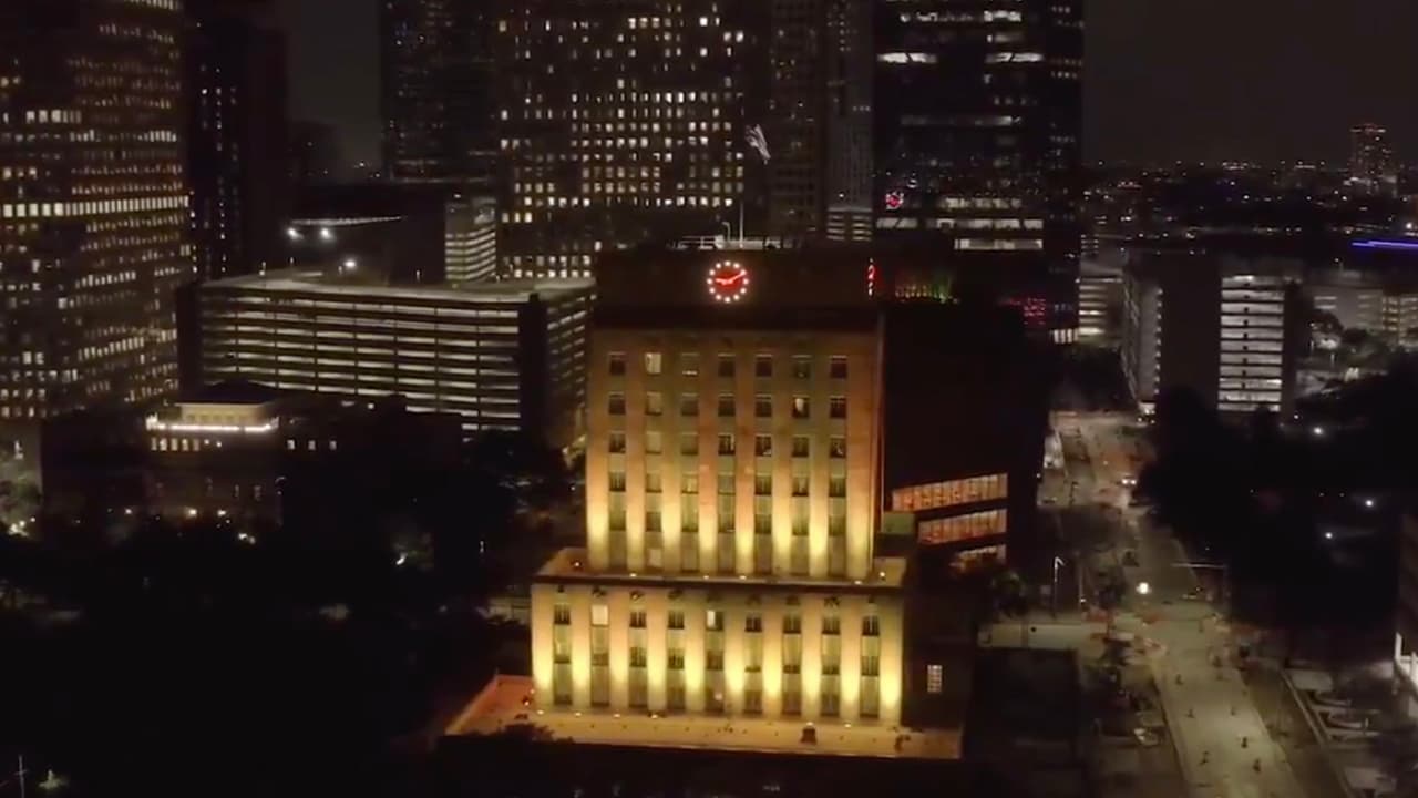El alcalde Turner anunció la participación de la ciudad de Houston en este evento que se llevó a cabo en todo el país al convertir el ayuntamiento y otros edificios en ámbar al anochecer del martes 19 de enero.
