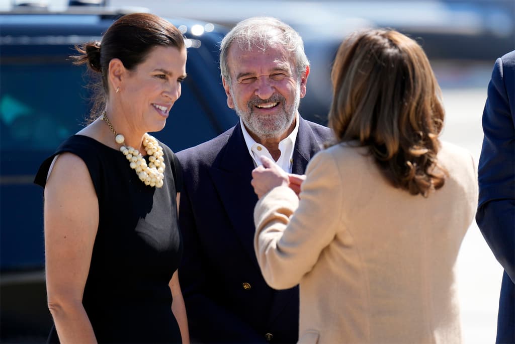 Stefany Shaheen y su padre saludan a la entonces candidata presidencial demócrata Kamala Harris, en Porsmouth, New Hampshire, en septiembre de 2024.