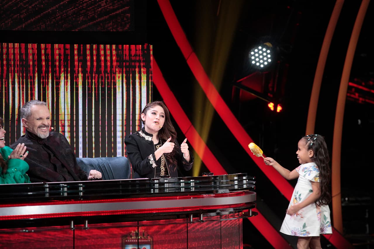 Karol confirmó con sus pulgares arriba.