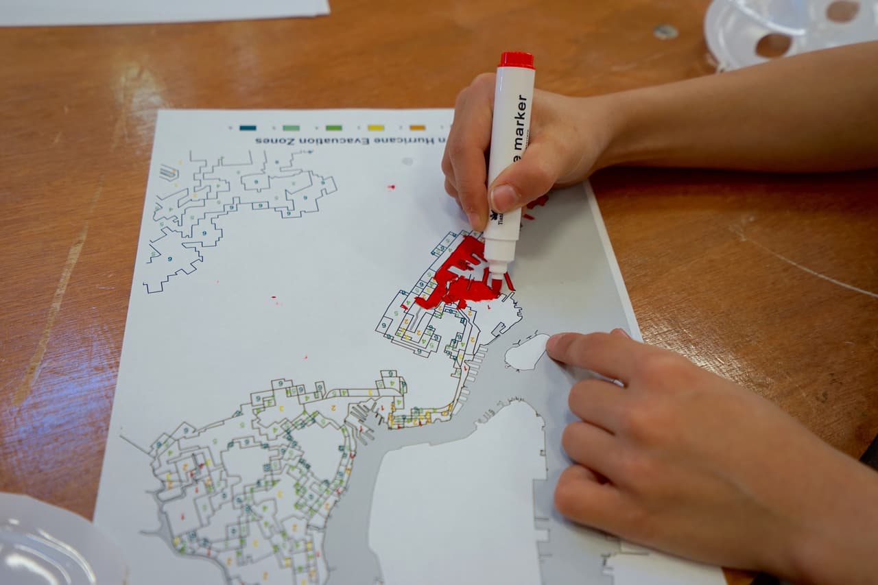 Coloreando mapas con zonas de escape en casos de emergencias.