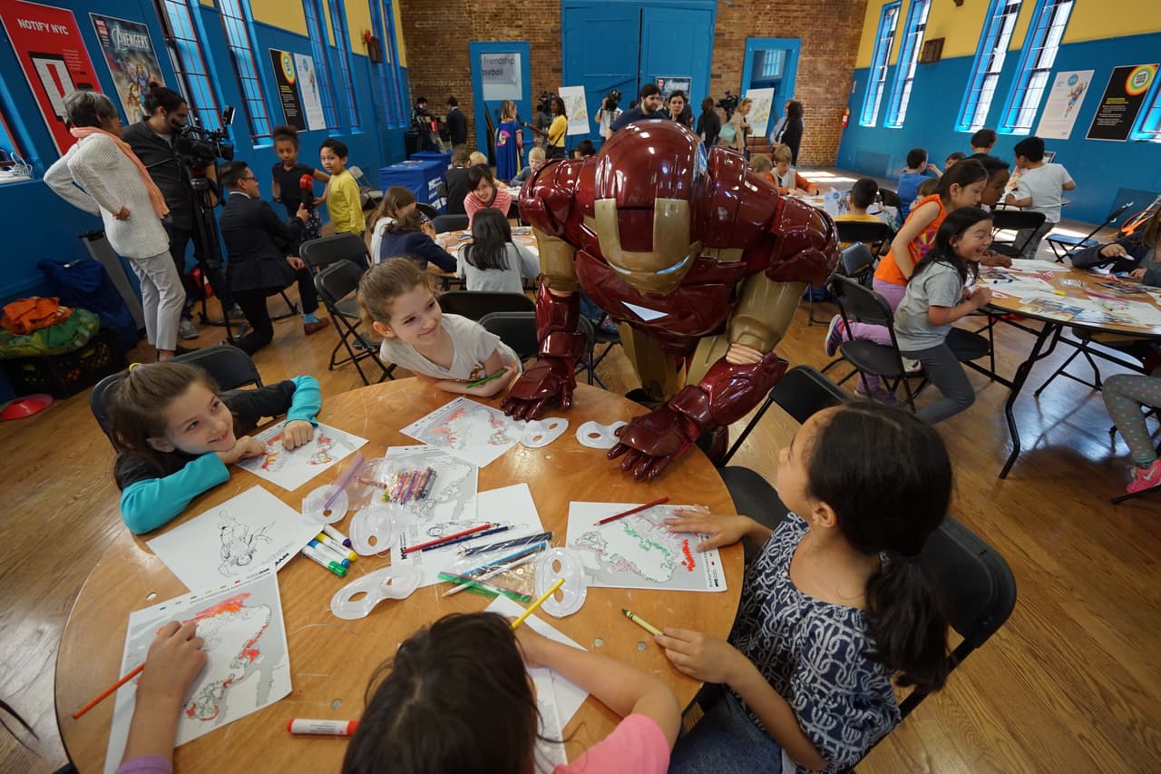 Los estudiantes colorearon mapas de NYC y dibujos de Ready Girl.