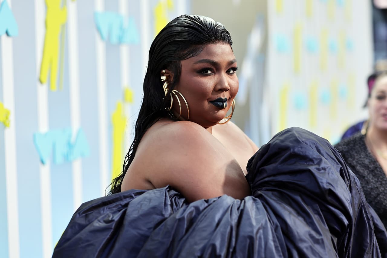 Como complementos, la intérprete escogió guantes de ópera semitransparentes, joyería plateada, un labial del mismo tono que su vestido y un pequeño aro que adornó su labio inferior.