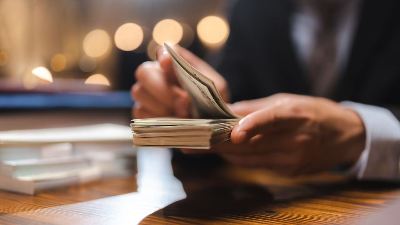 <h3 class="cms-H3-H3">Evita gastar sin parar y hacer cambios drásticos</h3>
<br>Naturalmente, vas a querer celebrar a lo grande, comprarte el auto de tus sueños y renunciar a tu trabajo. Pero aguanta la tentación y 
<b>pon las compras en pausa.</b>
<br>Es mejor que sigas bajo perfil durante los primeros seis meses, continúes trabajando y poco a poco vayas pensando en tu plan y en lo que realmente quieres hacer con tu dinero.