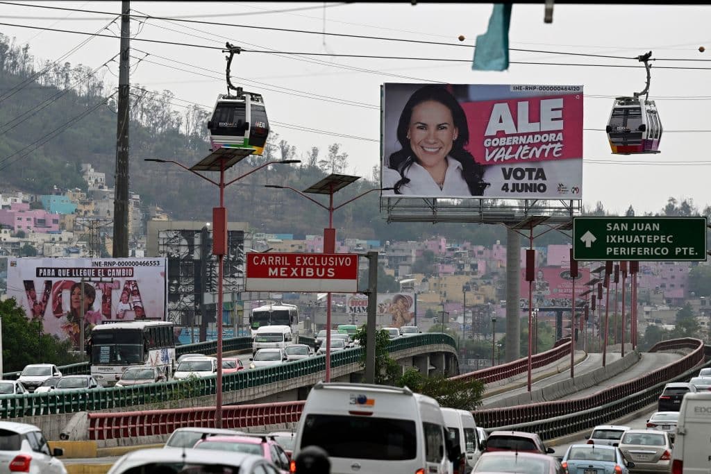 Vista de anuncios políticos de las candidatas Alejandra del Moral y Delfina Gómez en Ecatepec, México el 22 de mayo de 2023.