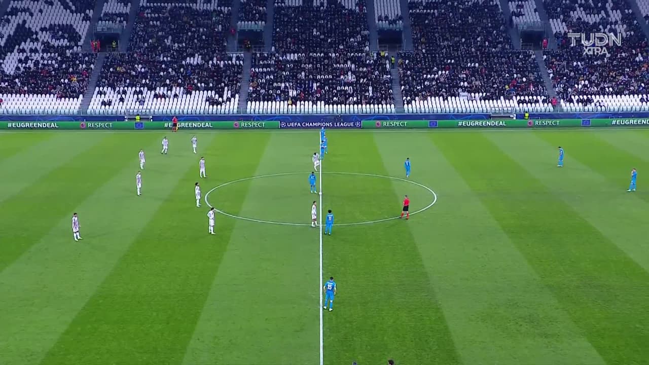 Arranca el partido y la pelota está en juego.