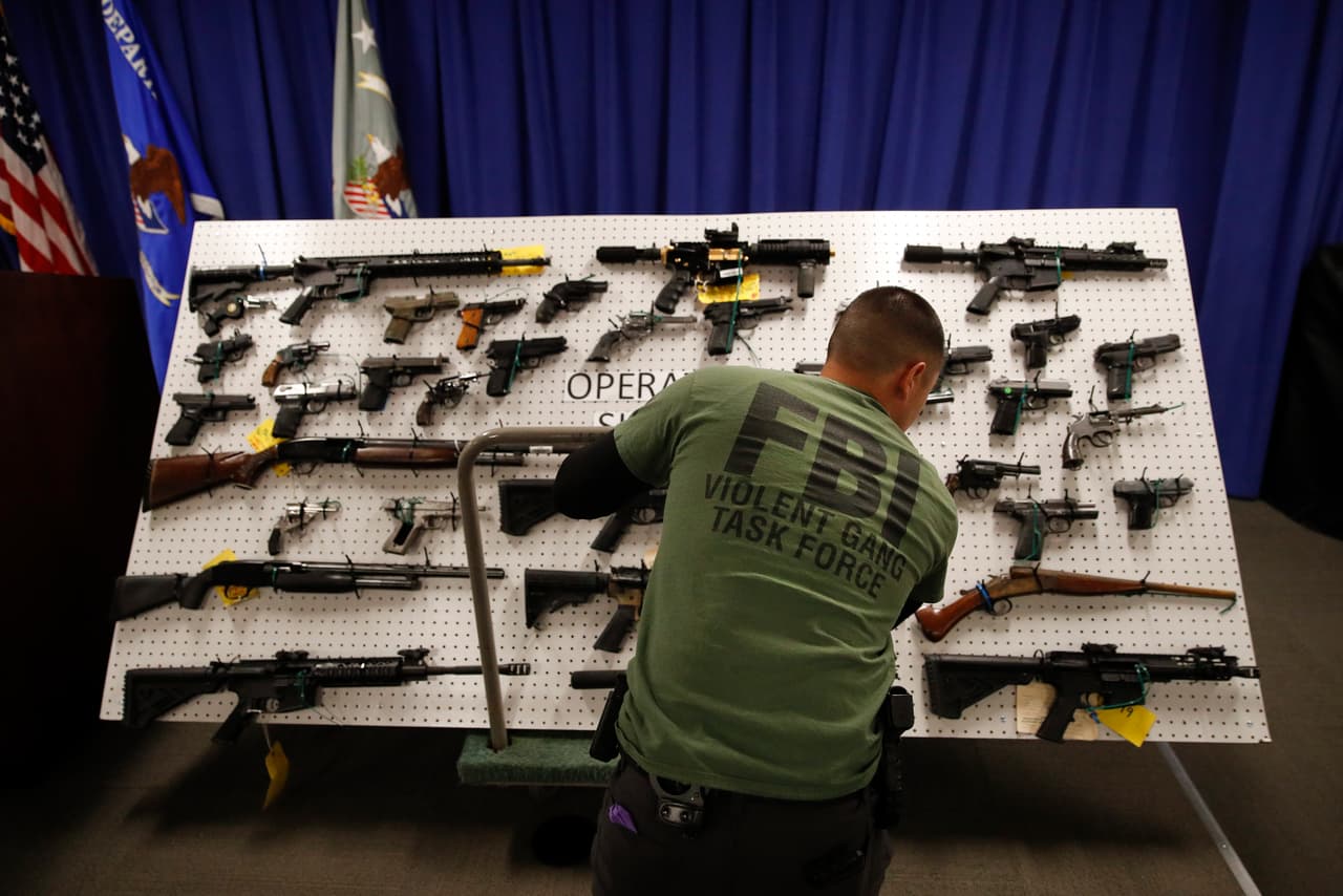 Se cree que la 
<b>Mexican Mafia </b>inició en Texas en 1976 con el 
<b>tráfico de narcóticos a Estados Unidos</b>. Un reporte del DOJ de ese año señala que había 125 miembros en el sur de Texas. 
<br>