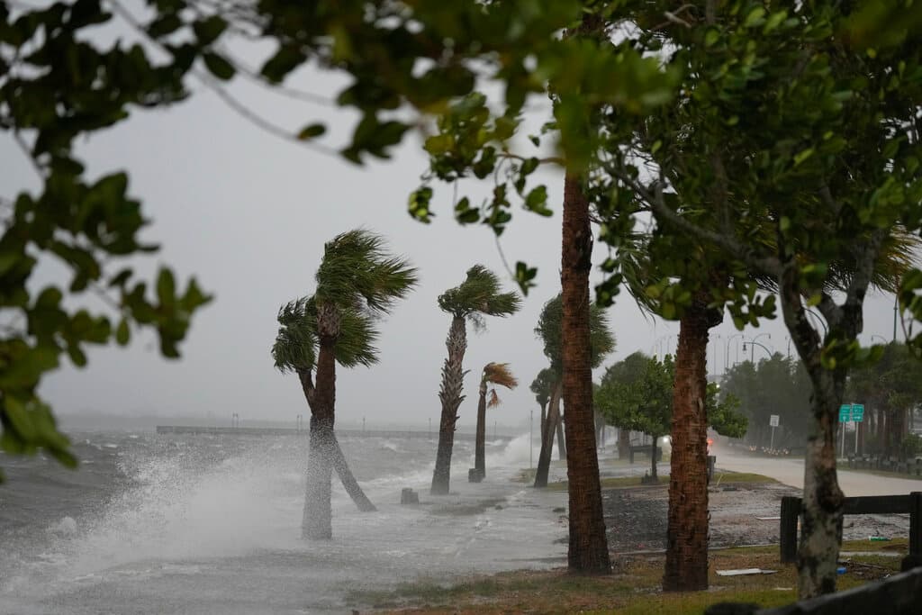 El
<a href="https://www.univision.com/local/orlando-wven/huracan-nicole-costa-este-florida-vientos-75-millas-por-hora">huracán Nicole se fortaleció mientras se acercaba a Florida</a>, con vientos sostenidos de 75 millas por hora.
<br>