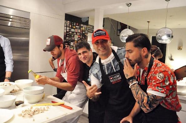 Pero sus lazos de amistad no sólo van con cantantes de reggaeton sino también con cantantes como Enrique Iglesias.