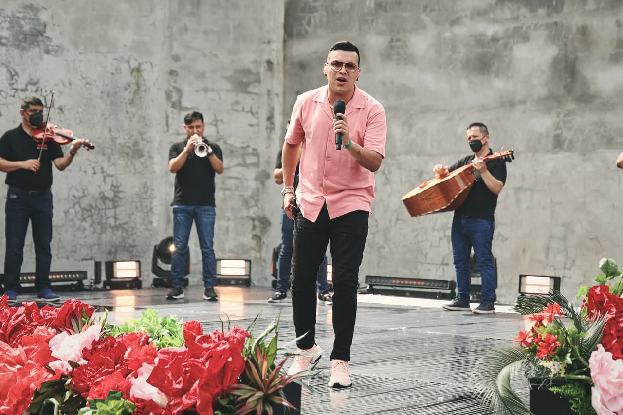 <b>Yeison Jiménez</b>, quien estuvo en la edición del año pasado como invitado, este 2021 
<b><a href="https://www.univision.com/shows/premios-juventud/yeison-jimenez-cantante-colombiano-peticion-dios-premios-juventud" target="_blank">cumplió su sueño de volver como nominado</a></b>, además de ser uno de los musicales de la noche.
