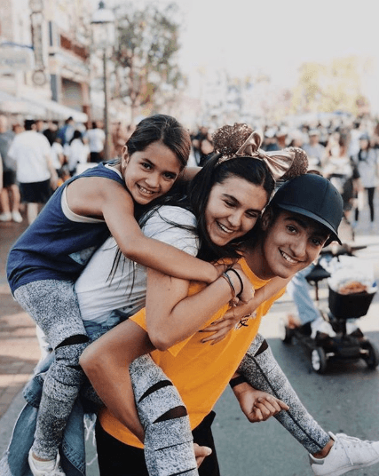 Sebastian Poza tiene una hermana llamada Romina y una media hermana, Julia. Juntos se hacen llamar 'Los tres mosqueteros' en esta fotografía publicada en Instagram.