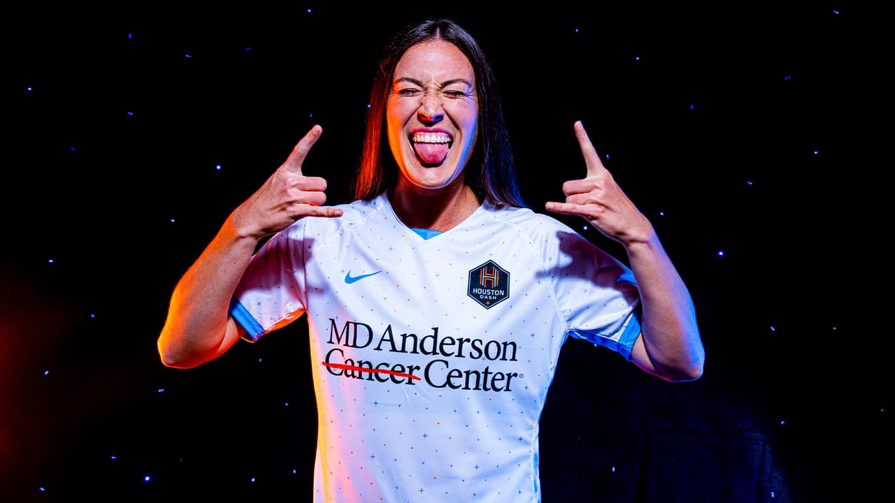 Tanto esta camiseta como las otras que usará el equipo en esta temporada, están disponibles haciendo 
<a href="https://shop.houstondash.com/" target="_blank">click aquí</a>.