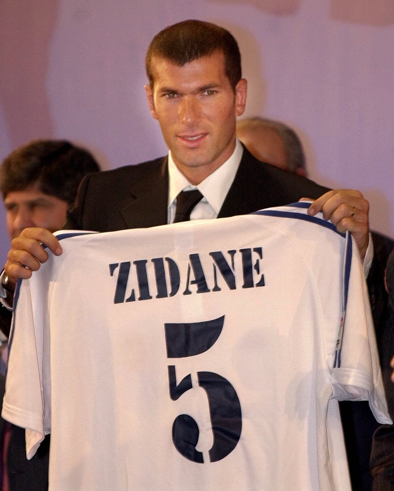 El francés Zinedine Zidane es una transferencia costosa de vieja data: en 2001, su paso de Juventus a Real Madrid se pactó por 77.500.000 euros, aproximadamente unos 90.643.000 dólares.