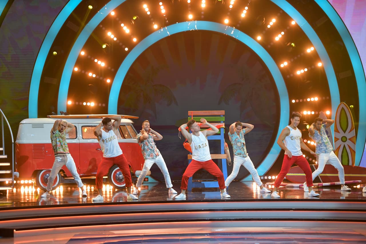 Todo comenzó con Pedro Moreno, El Dasa y Chyno en el escenario, bailando al ritmo de 'Surfin USA'.