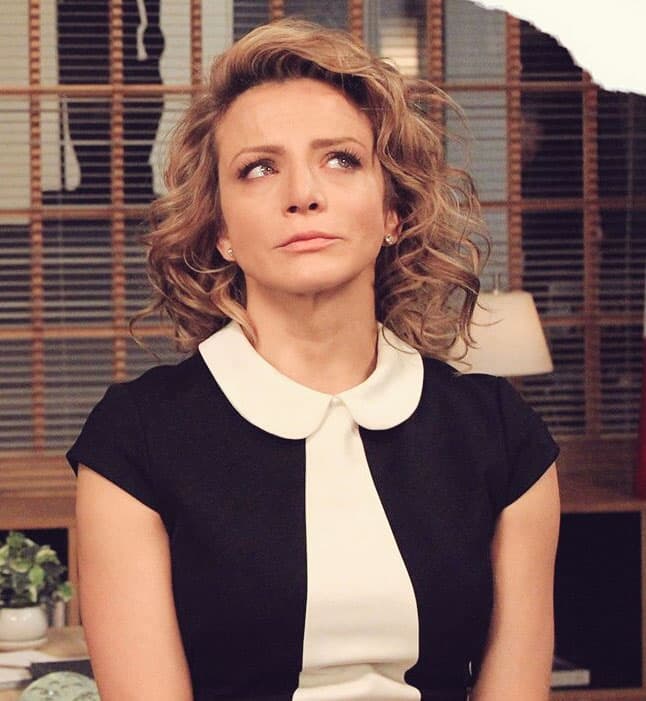 Su maquillaje es muy natural, al igual que su peinado.