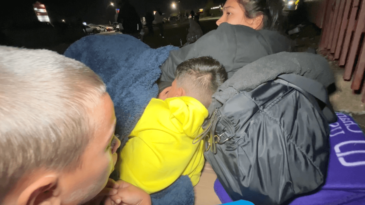 Niños y madres también duermen afuera, a pesar de temperaturas frías que se registran en San Antonio y un nuevo frente frío que llega a Texas.