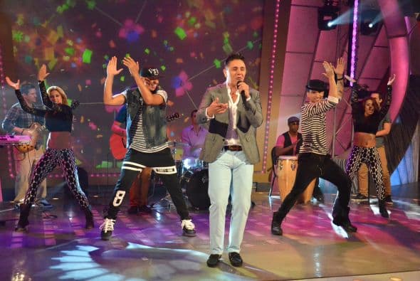 Con una extraordinaria voz y mucho ritmo hizo que todos en el estudio se pusieran a bailar.