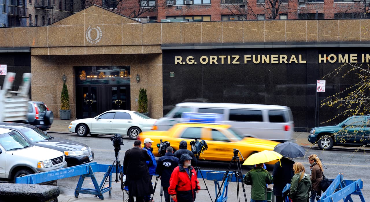 Familia abre el ataúd de su padre en funeraria de Nueva York y descubre el cuerpo de otro hombre