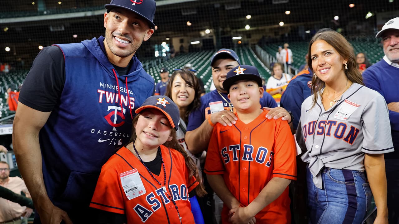 Carlos Correa regresó por primera vez a Houston desde que se fue a los Minnesota Twins. Mayah y su familia pudieron hablar con el jugador y tomarse fotos antes de iniciar el juego.