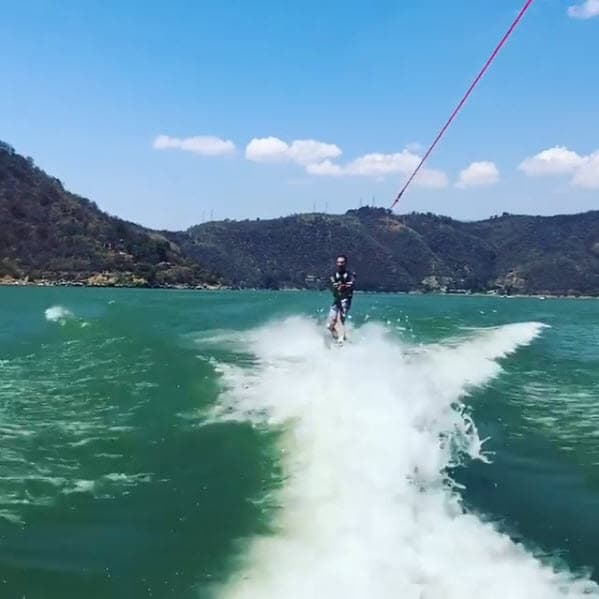 <b><a href="https://www.univision.com/shows/despierta-america/sebastian-rulli-no-necesita-firmar-un-papel-para-hacerle-una-promesa-de-amor-a-angelique-boyer-video">Sebastián</a></b> aprovechó para recordar viejos tiempos: "Hace varios años que no hacía WakeBoard. Qué felicidad sentir mi rodilla fuerte y poder hacer este deporte que tanto me gusta nuevamente. Desde que me la lastimé en la nieve me tardé, pero ahora... ¡a darleeeee!", escribió en Instagram.