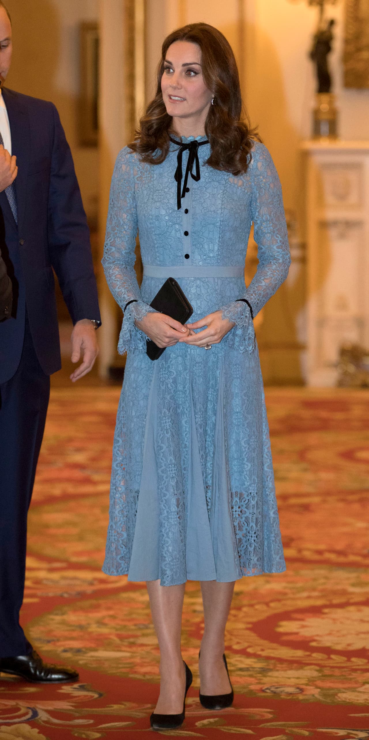 Fiel al estilo que la convertido en un ícono de la moda Middleton usó un vestido azul celeste con encajes de la marca Temperley London.