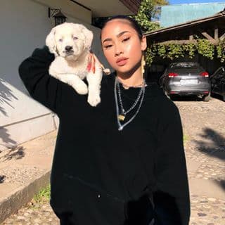 <b>2. Le encantan los animales. </b>Aunque en sus temas musicales se proyecta como una mujer fuerte e independiente, se derrite frente a los animales. Aquí la vemos con este precioso perrito llamado 
<b>Lambo.</b>