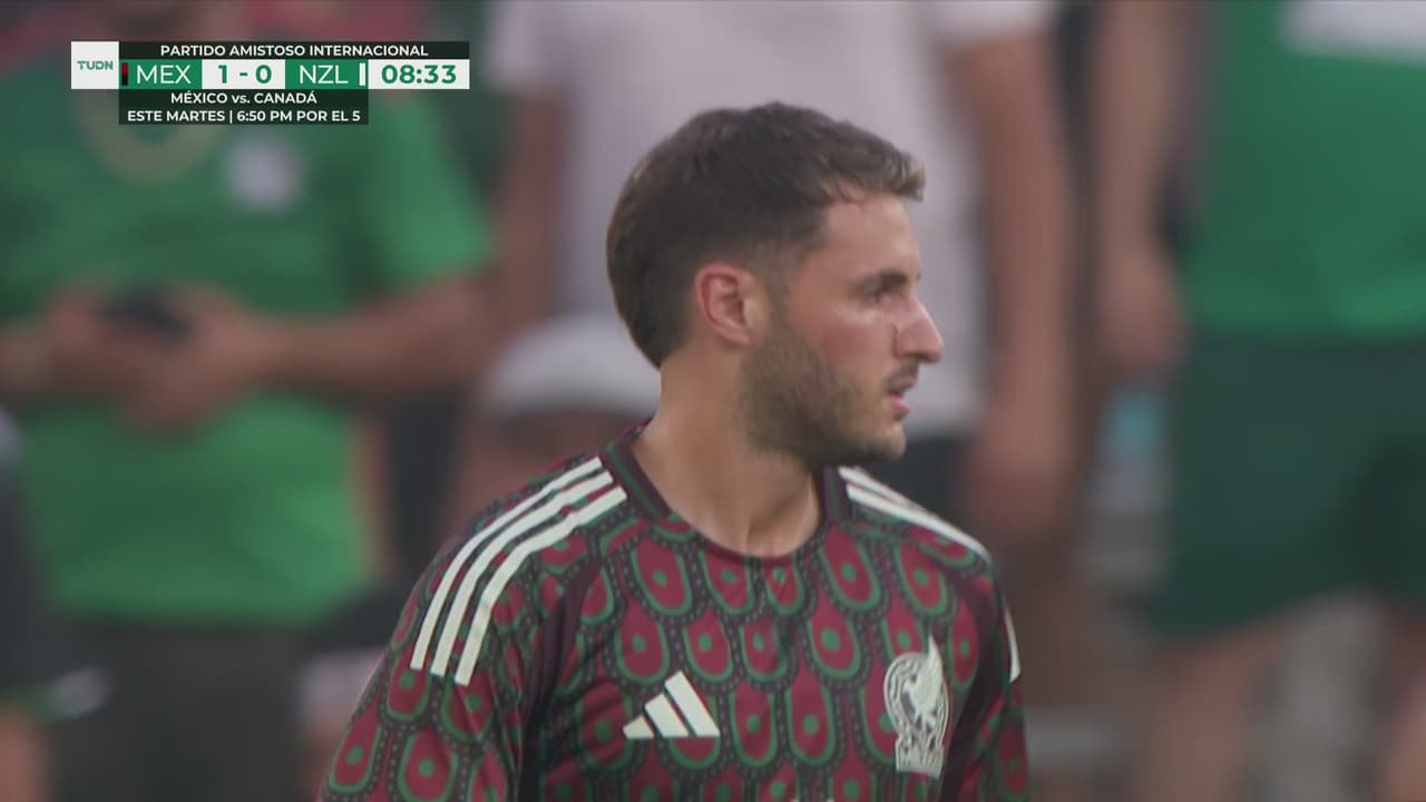 ¡Santi Giménez también quiere su gol!