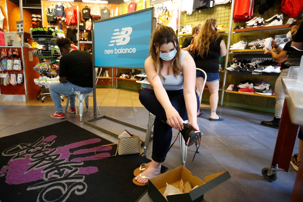 El gran parte de California se le ha permitido volver a operar a los negocios minoristas como las tiendas de ropa y las zapaterías, sin embargo, el plan solo permite que los clientes recojan los productos en la puerta del establecimiento. En el centro comercial Yuba Sutter Mall, sin embargo, la mayoría de los comercios desafiaron esa regla.