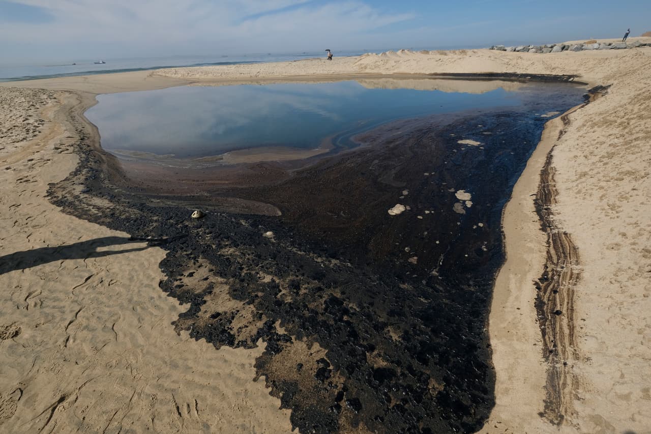 "Un impacto ecológico significativo": derrame de más de 3,000 barriles de petróleo afecta la costa de California