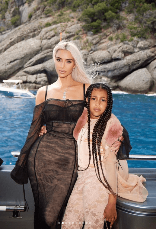 “Ella es muy obstinada en lo que respecta a lo que llevo puesto. Siempre se quejará cuando visto demasiado negro”, dijo en entrevista para Vogue EUA. 
<br>