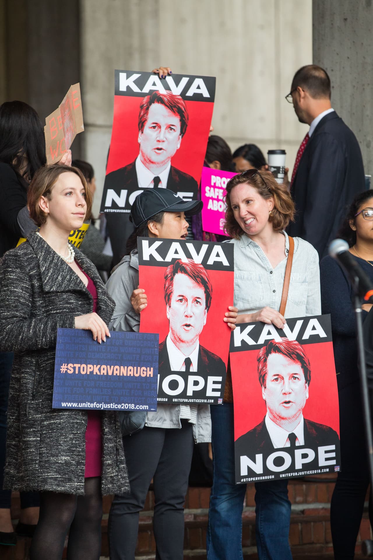 En Boston se mostraron carteles alusivos a la oposición a Kavanaugh.