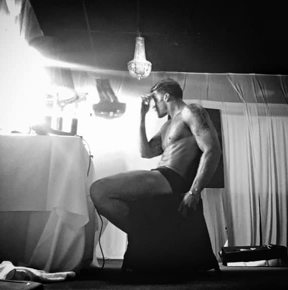 En ropa interior, preparándose para un concierto.