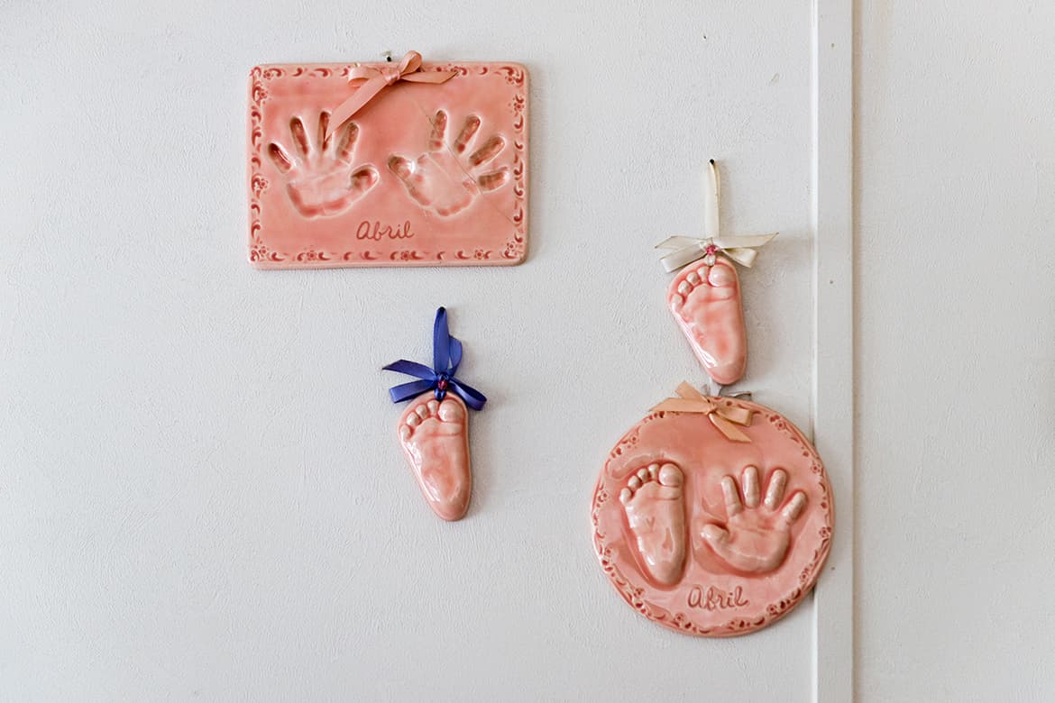 Abril nació convulsionada, y los médicos alentaron a la familia a que la enviaran a un hospicio pediátrico, pero ellos decidieron traerla a casa. Dado su grave daño cerebral y su severa parálisis, no se esperaba que la niña viviera más de seis meses.