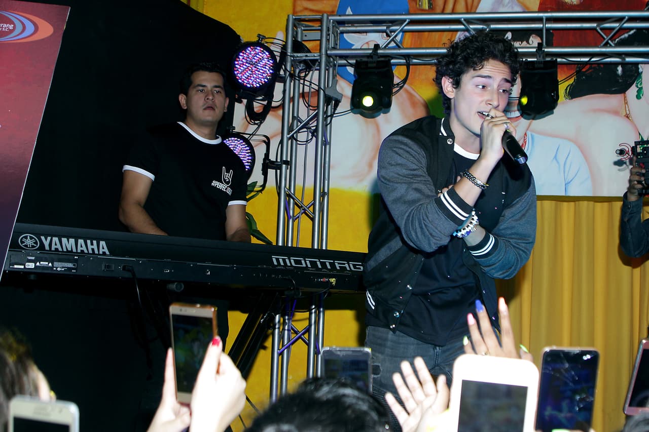 Aunque 
<b><a href="https://www.facebook.com/watch/?v=898060213732543" target="_blank">Emilio</a></b> dijo que su padre es su mánager, el productor dijo en marzo que ya no lo será y está buscando quién lo represente: "Voy a contratar a alguien que le ayude, yo sólo estaré detrás viendo".
<br>