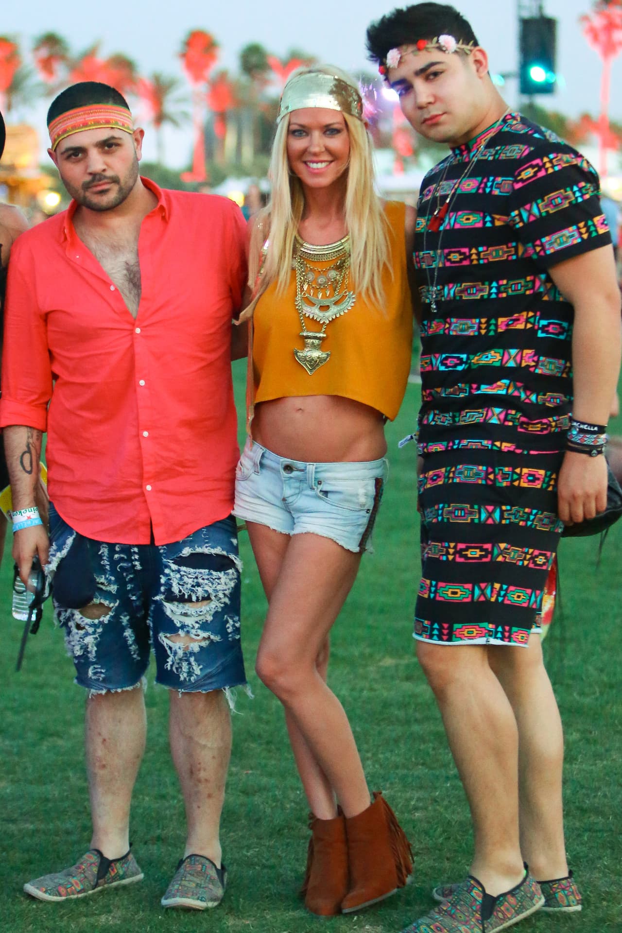 Tara Reid mostrando pierna y mucha pancita.